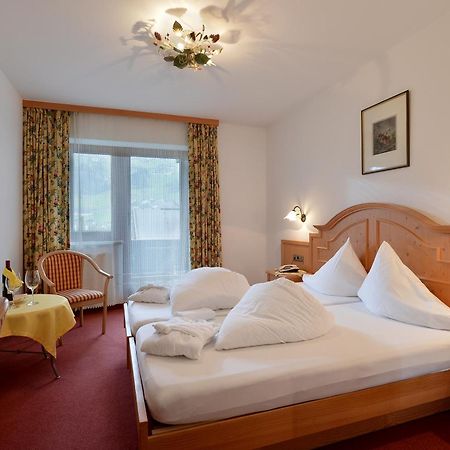 Hotel Schwarzer Adler Hippach Habitación foto