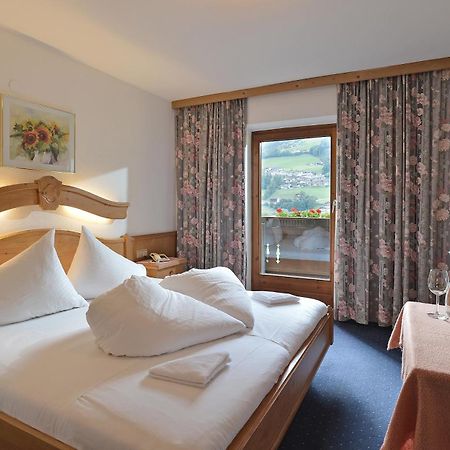 Hotel Schwarzer Adler Hippach Habitación foto