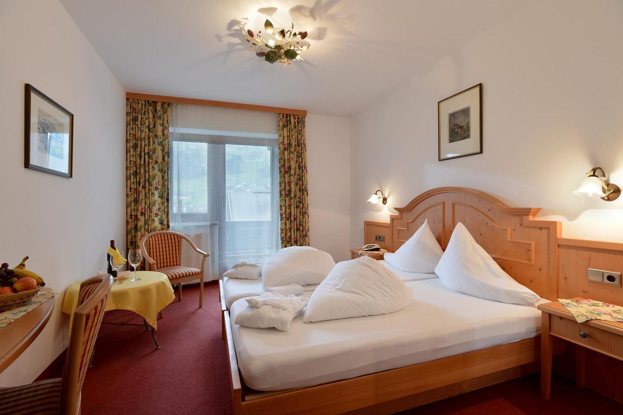 Hotel Schwarzer Adler Hippach Habitación foto